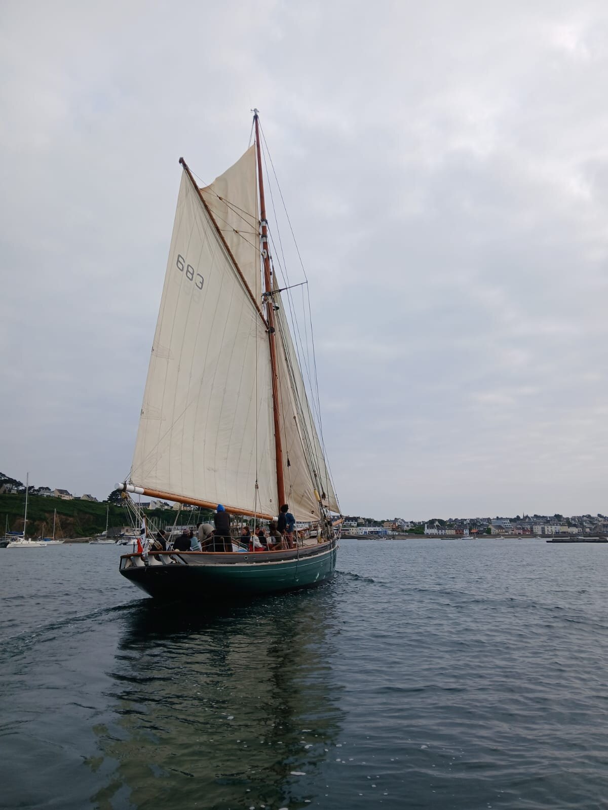 Pegasus sous voile vu à distance